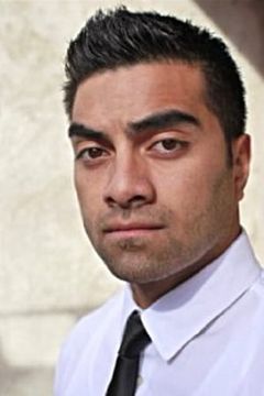Paul Uipi interpreta Hallway Security Guard