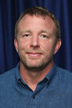 Guy Ritchie interpreta Man Reading Newspaper (uncredited)