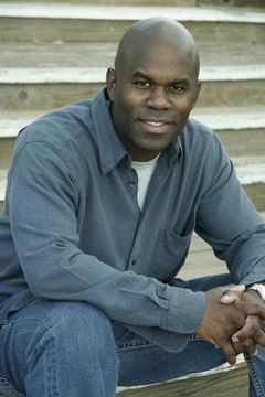 Luis Beckford interpreta FBI Agent