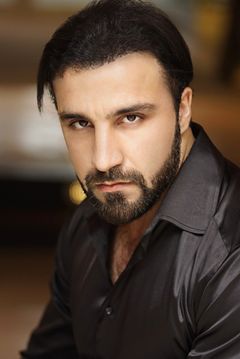 Sameer Ali Khan interpreta Azam Ghol
