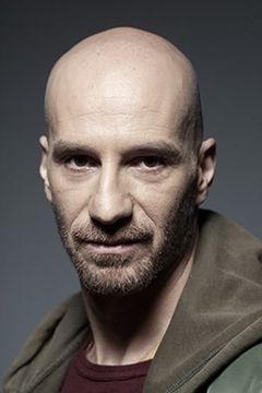 Nikolas Papagiannis interpreta Mixalis Topalis