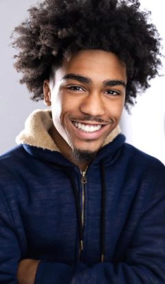 Tristan Timmons interpreta Oakland Kid