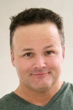 Matt Allmen interpreta Elf (uncredited)