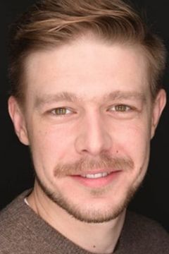 Nikita Efremov interpreta Bob