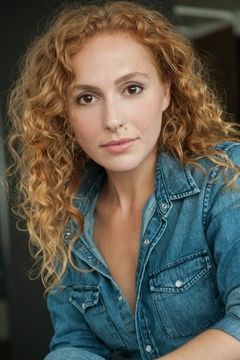 Kayla Deorksen interpreta Server