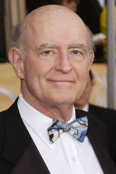 Peter Boyle interpreta Father Time