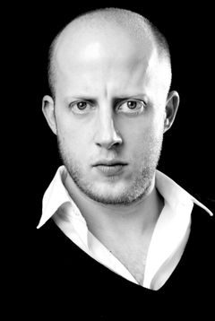 Marek Larwood interpreta Mark
