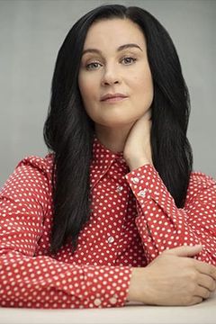 Kyla Mary Wise Halliday interpreta Luanne