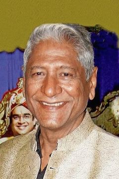 Rajendra Gupta interpreta Manoj
