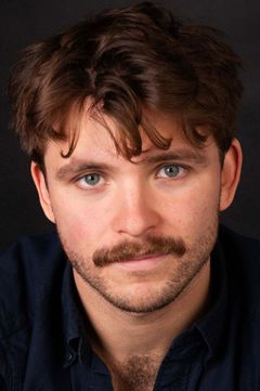 Tom Dawson interpreta Michael Ward