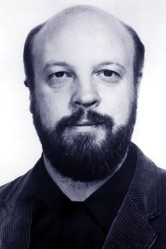 Paul Bartel interpreta Mr. Walsh