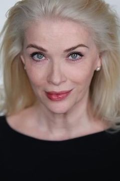 Charlotte Weston interpreta Mrs. Ford