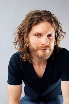 Alex Arsenault interpreta Stephen Thompson
