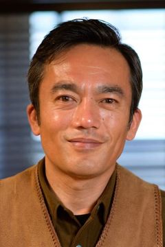 Kazuya Takahashi interpreta Ryota's older brother