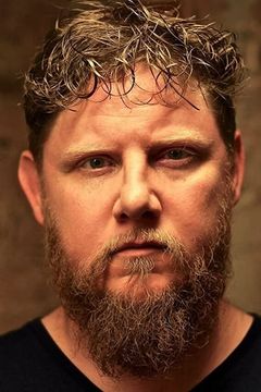 Adam Huel Potter interpreta Bama