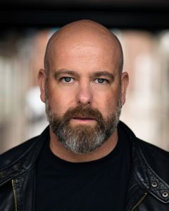 Art Kearns interpreta John the Pub Landlord