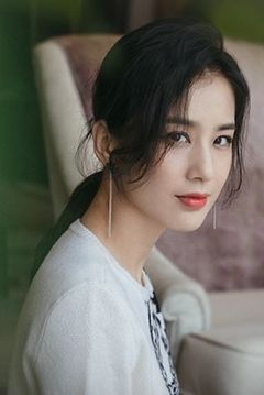 Eva Huang interpreta May