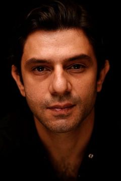 Arjun Mathur interpreta Gaurav
