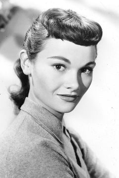 Gloria Talbott interpreta Kay