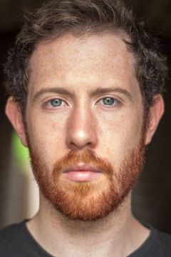 Shane Noone interpreta George Merrett