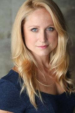 Penelope Sharp interpreta English mother