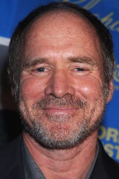 Will Patton interpreta Captain Daniel'Dan' Weaver