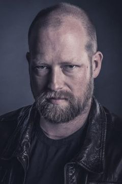 Hubertus Geller interpreta German Reporter