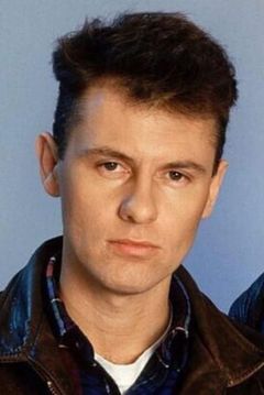 Chris Lowe interpreta Party Guest (uncredited)