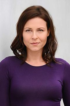 Vanessa Cloke interpreta Goldman Sachs Sales Rep (Lucy)