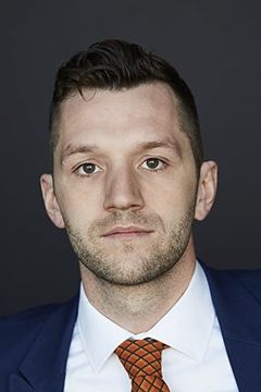 Joe Perry interpreta Brett Stevenson