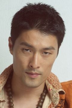 Johnny Trí Nguyễn interpreta Young NVA Lieutenant (uncredited)