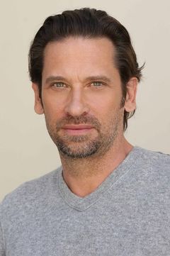 Roger Howarth interpreta Dr. Paul Grant