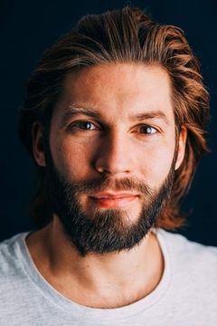 Simon Stenspil interpreta Smed Valter Møller, Ediths mand