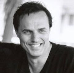 Scott Hoxby interpreta Agent Hayes