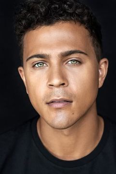 Tyler Layton-Olson interpreta Dancer and Chorus Performer