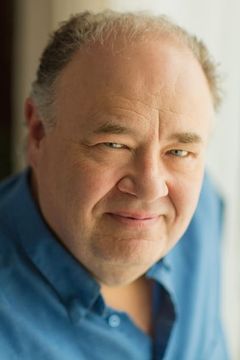 Michel Perron interpreta Father Macey