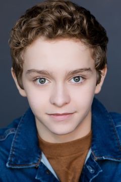 Gavin Lewis interpreta Wyatt
