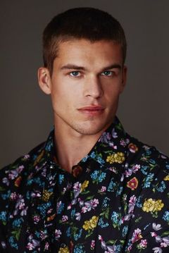 Mitchell Slaggert interpreta Paul Middlebrook