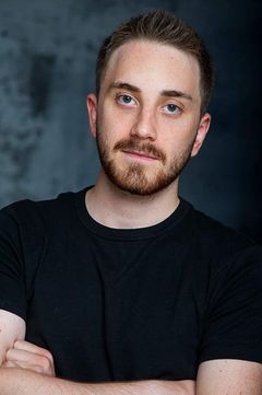Austin Macdonald interpreta Boy at Park (uncredited)