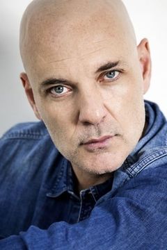 Edoardo Sylos Labini interpreta Serrano