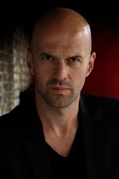 Velibor Topic interpreta Alexander Hugo (voice)
