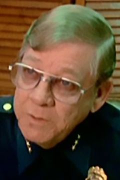 C.B. Seay interpreta Chief Tanney