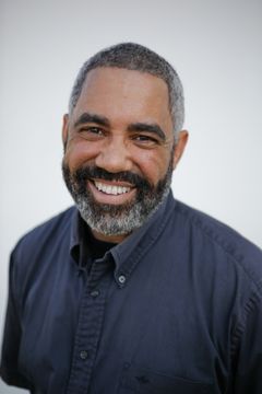Millard Darden interpreta Moderator Carl Terry