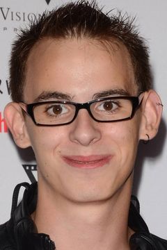 Brendon Eggertsen interpreta Derek