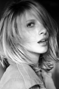 Katy Dunlap interpreta Popular Girl