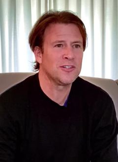 Jon Berg interpreta Cantina Alien (uncredited)
