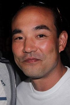 Warren Takeuchi interpreta Akio's father