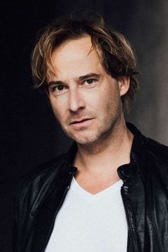 Niels-Bruno Schmidt interpreta Jan Karl Raspe