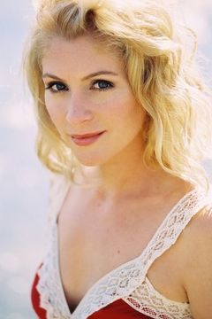 Staci Keanan interpreta Dana