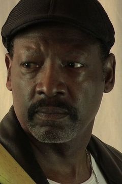 Frederick Williams interpreta Chris
